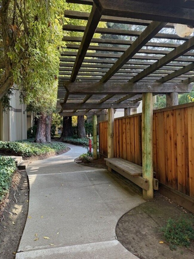 Building Photo - Spacious 1 Bedroom 1 Bath Upstairs Condo with a View