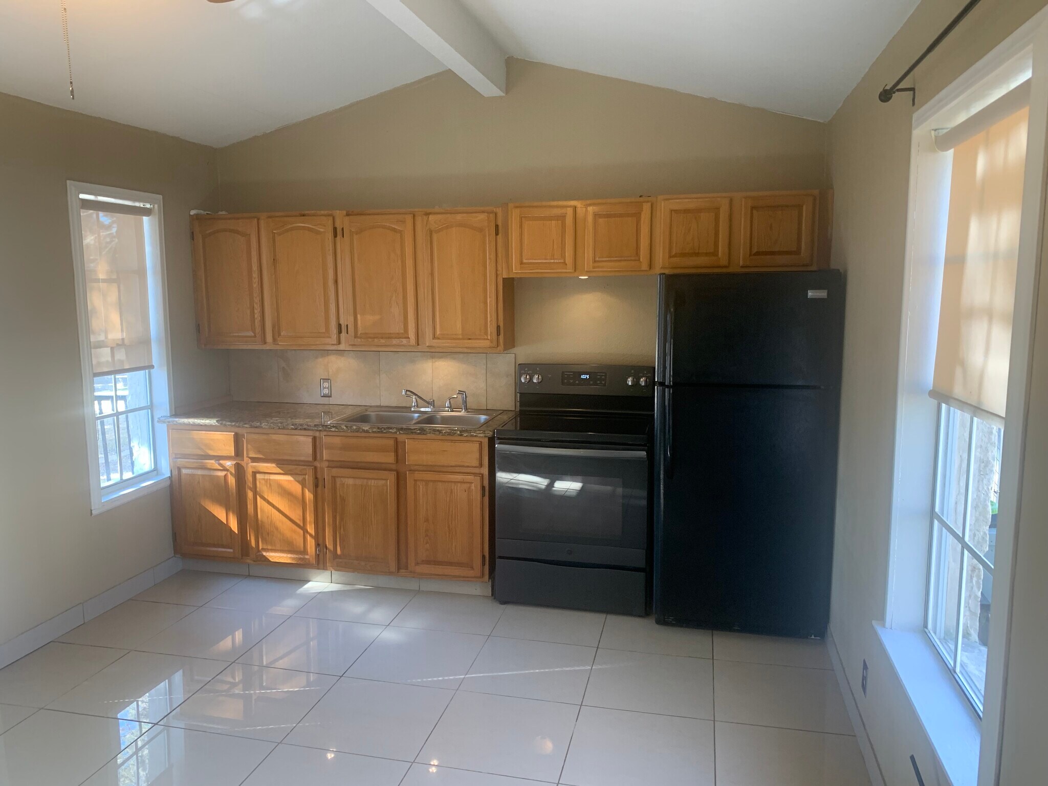 Building Photo - 1116 Lakeshore Dr