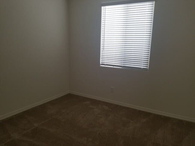 Building Photo - Great Home in Gated Community