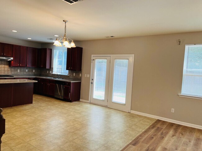 Building Photo - Prime location, lots of extra sqft, fenced...