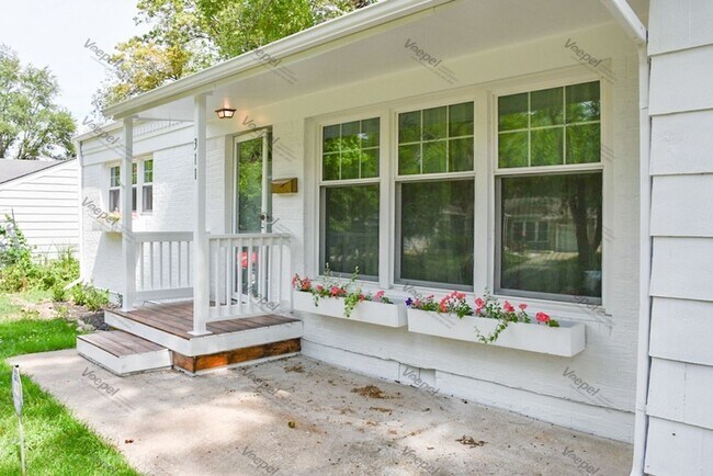 Building Photo - 3 Bed, 1 Bath Home with Garage in Prime Kansas City Location