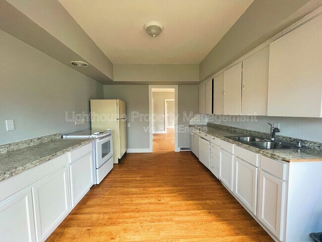 Building Photo - 618 Superior St