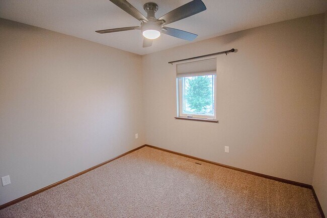Building Photo - Modern Townhome in a Convenient NW Location