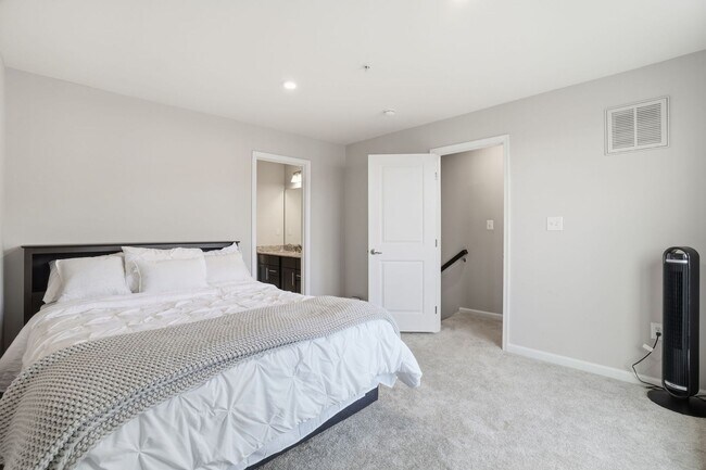 Building Photo - Stunning 3BR Townhome with Roof Deck in Reserves at Dakota Crossing!