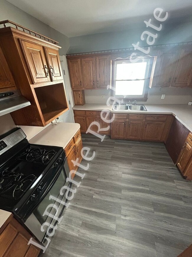 Building Photo - Comfy 3-Bedroom Home with Classic Charm in Toledo’s Old South End