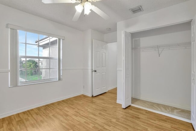 Building Photo - 4066 Cresent Creek St