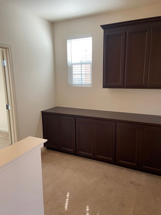 Building Photo - Close to Folsom High School! - 3 Bdrm, 2.5 bath