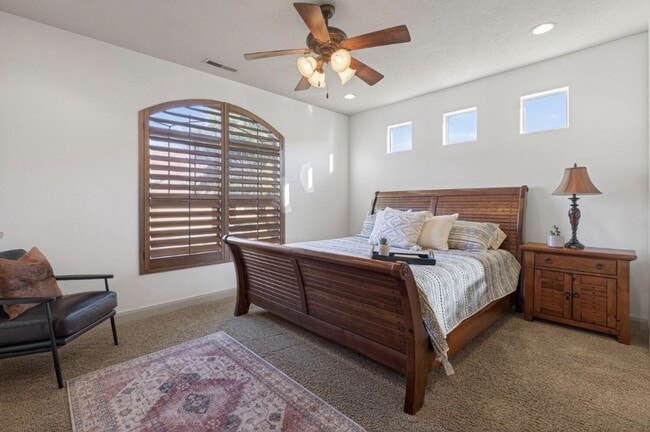 Building Photo - VIEWS AND FURNISHED