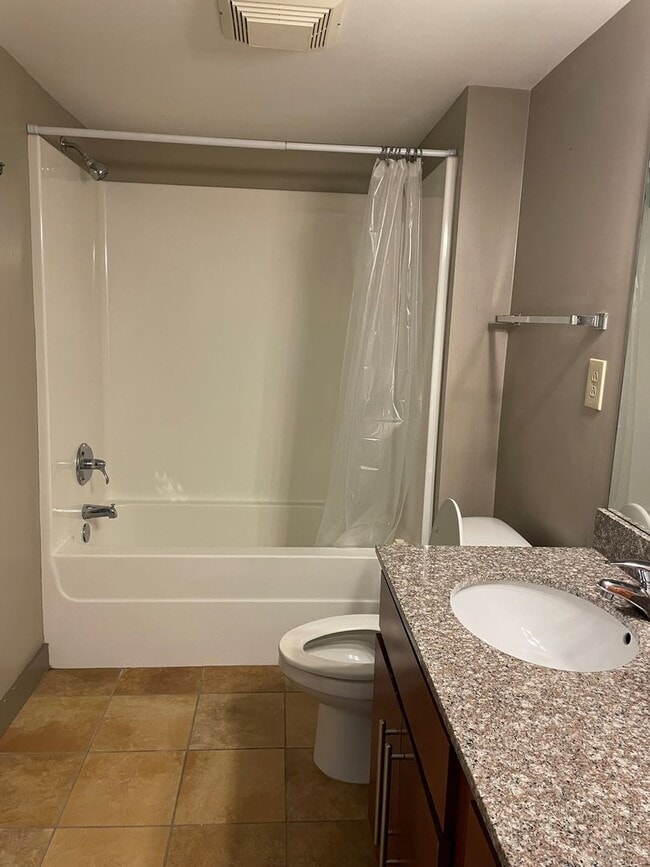 Building Photo - Lake Plaza #904- 3BD/2BA Available for FALL 2026! $3150 /month includes ONE assigned parking spac...