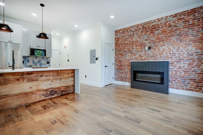 Building Photo - Spacious & Stylish Studio Apartment on W D...