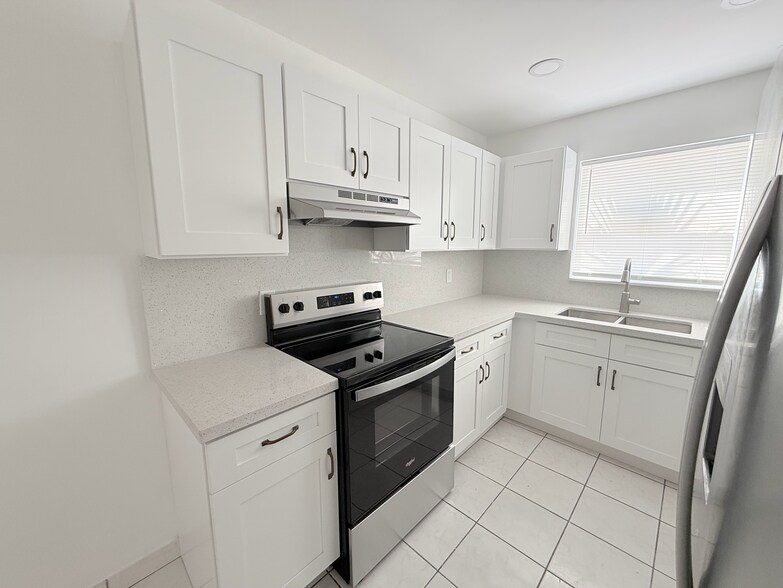 Building Photo - 2645 SW 28th Ct
