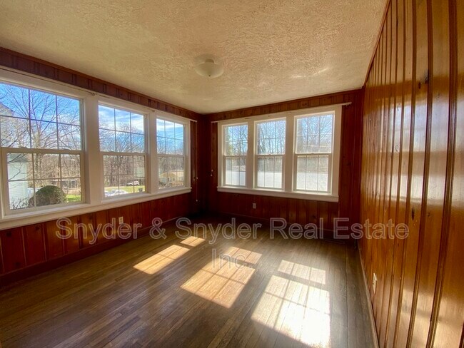 Building Photo - 623 Doris Ave