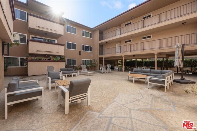 Building Photo - 1121 N Olive Dr