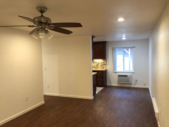 Building Photo - Cozy 1 bedroom ground floor apartment