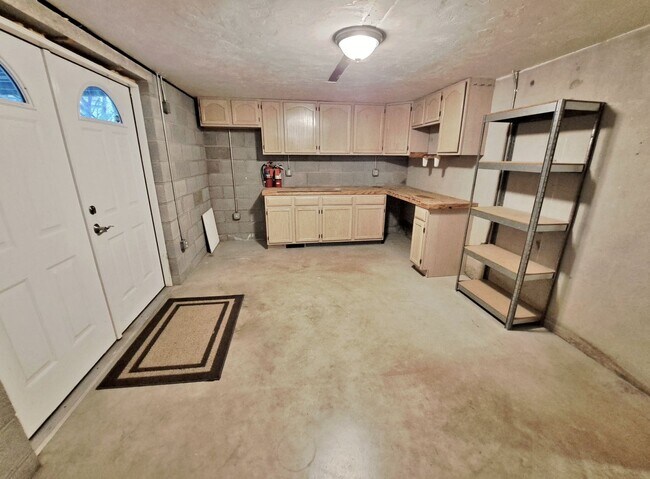 Building Photo - 417 Debbi Ct