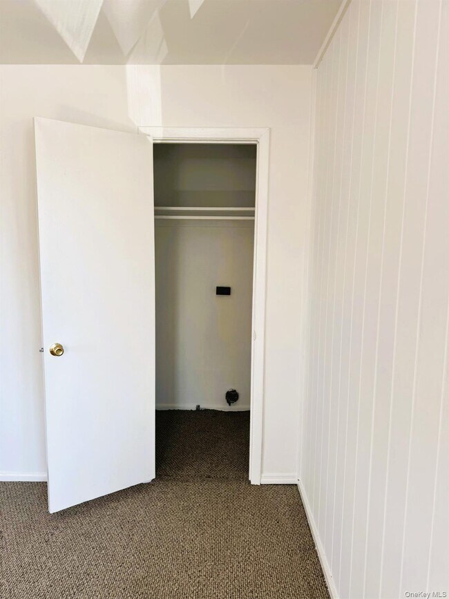 Primary Photo - 131 Roslyn Rd