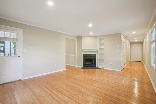Building Photo - 8A Heritage Dr
