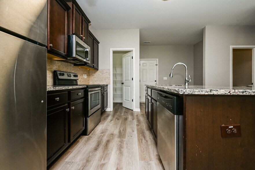 Building Photo - 221 Magnaview Dr