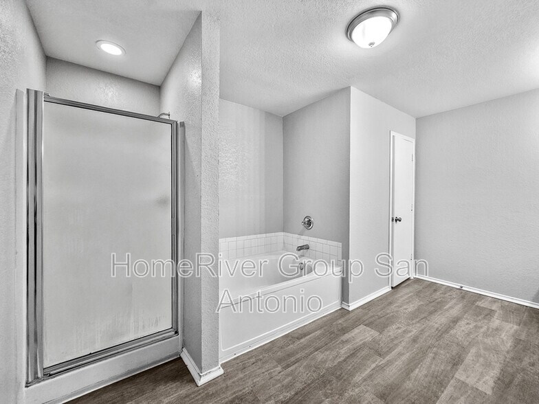 Building Photo - 225 Hinge Chase