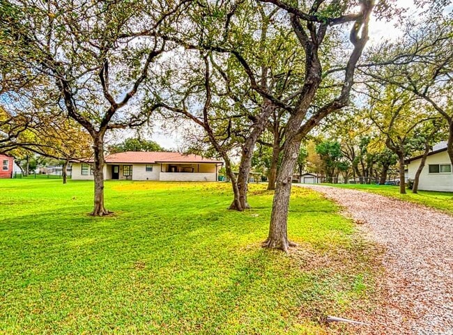 Building Photo - 105 Bluebird Cir