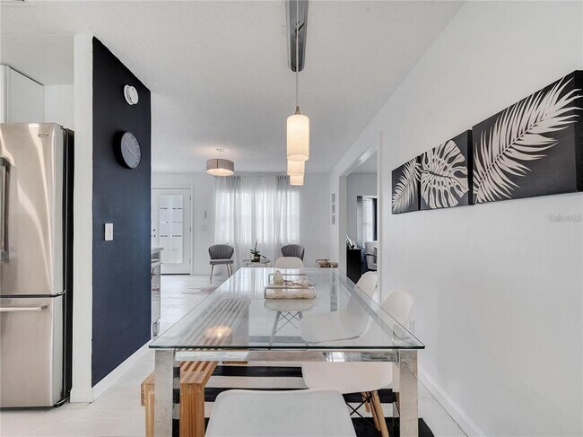 Building Photo - 4754 Lake Shore Dr