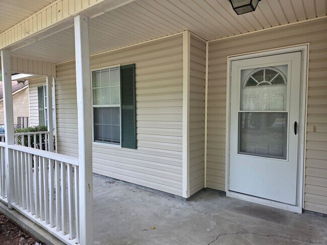 Building Photo - Woodbury Subdivision. 3 bedrooms. 2 baths. Converted garage to bonus room. Family with vaulted ce...