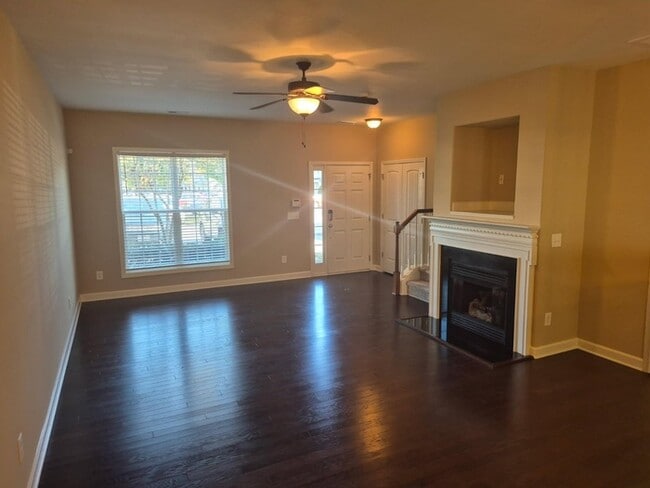 Building Photo - 3 bedrooms 2.5 Bath