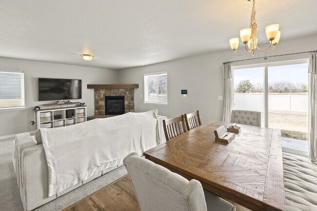 Building Photo - Well maintained Fountain Home with 3 bedrooms and  beautiful mountain views.