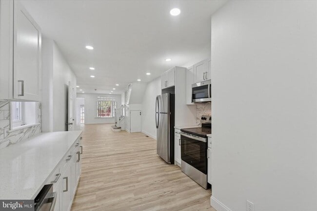 Building Photo - 17 N Millick St