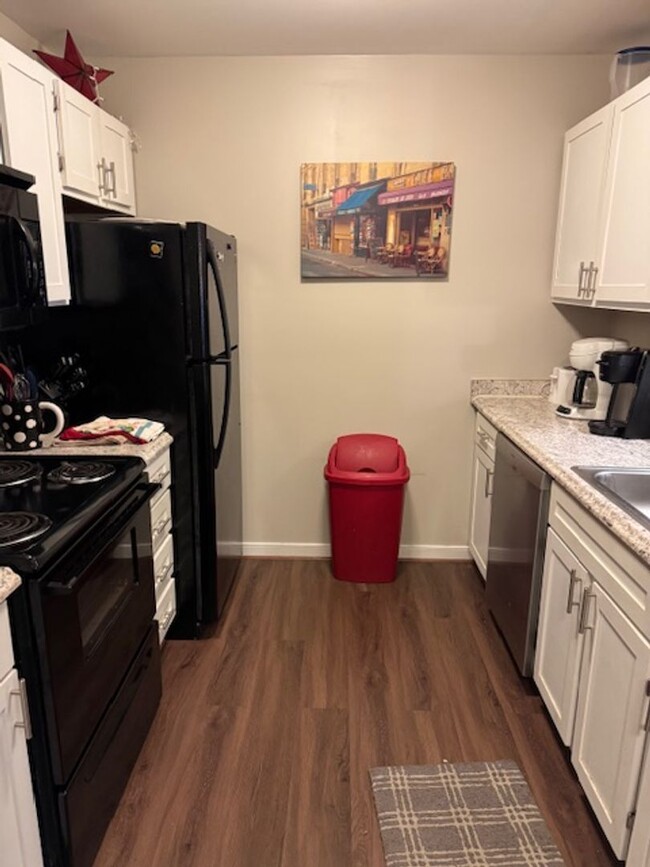Building Photo - Apartment Located Minutes from Downtown Le...