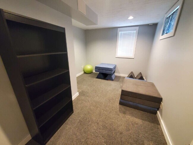 Building Photo - 4 bed 2 bath Comfortable and spacious single-family house, in NE Minneapolis