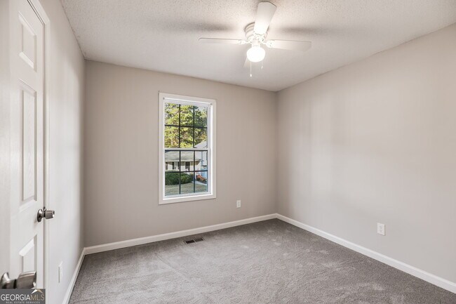 Building Photo - 380 River Trace Dr