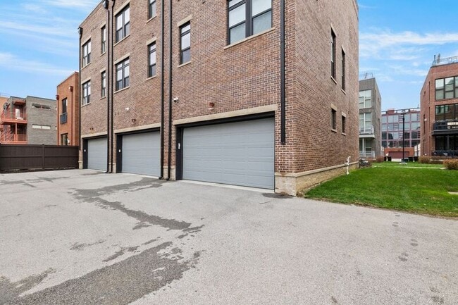Building Photo - 297 Auden Ave