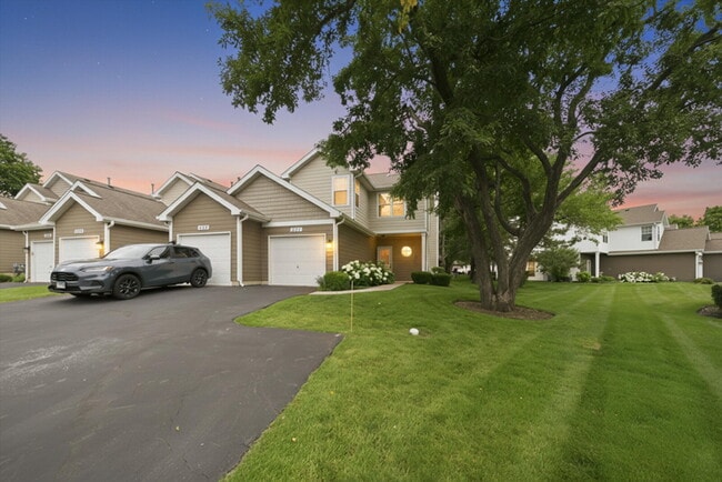 Building Photo - Beautifully Updated End-Unit Townhome