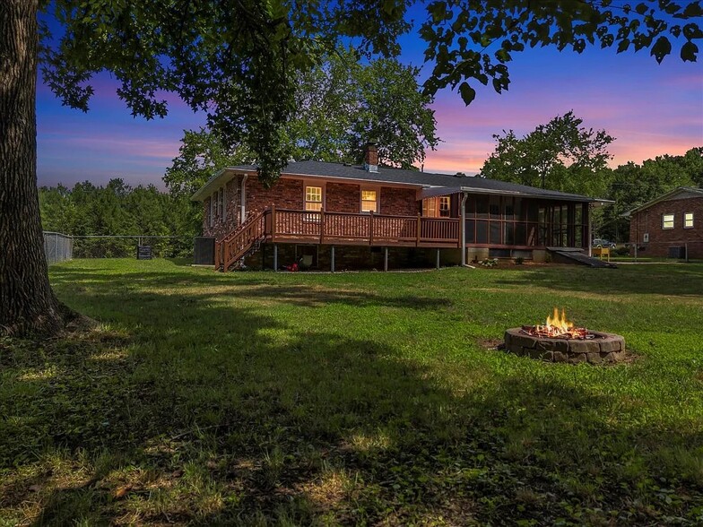 Building Photo - 120 Echo Ln