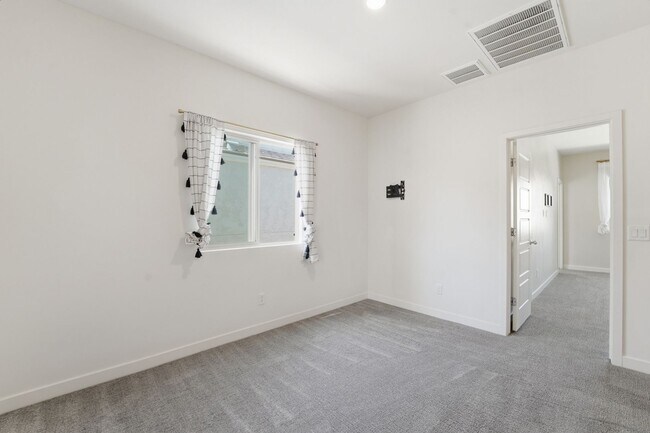 Building Photo - Stylish 2-bedroom, 2.5 bathroom townhouse in a desirable Phoenix location!