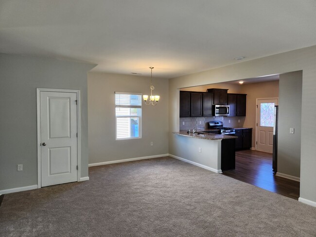 Building Photo - 4 Bedroom For rent