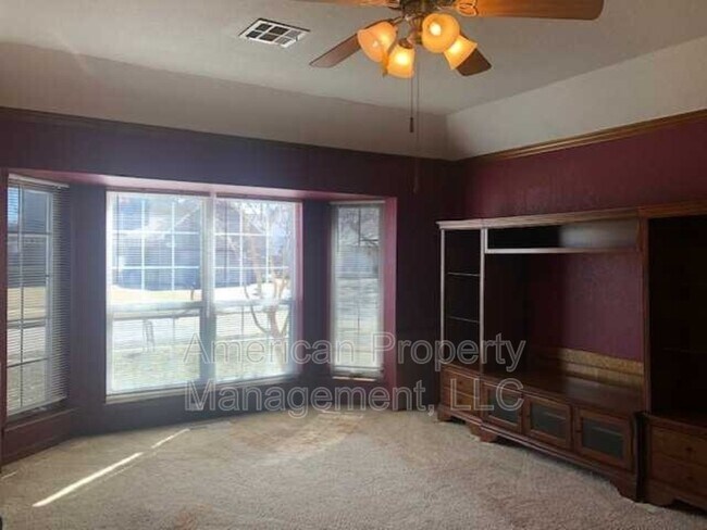 Building Photo - 3812 S Dogwood Ave