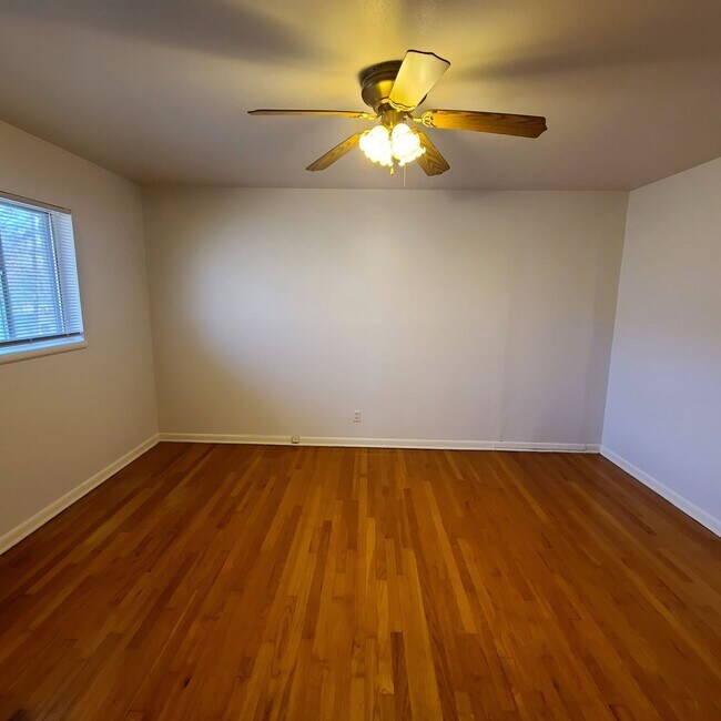 Building Photo - Great 1 Bedroom 1 Bath Apartment