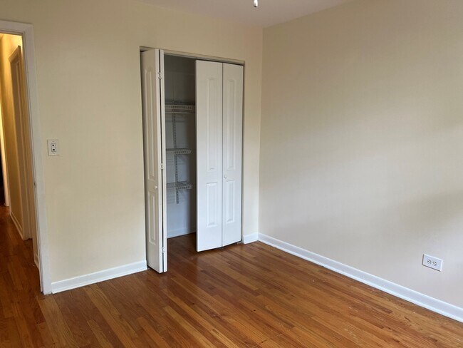 Building Photo - 7542 N Oakley Ave