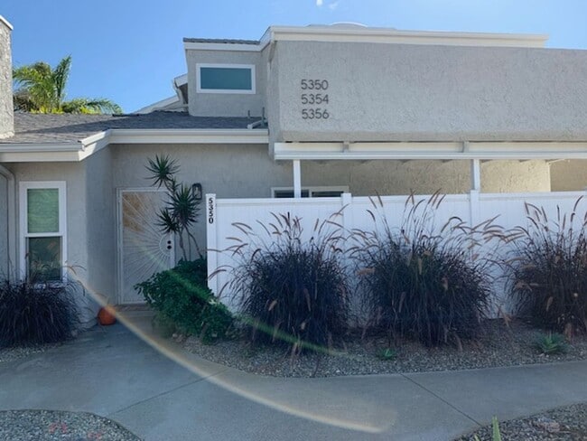 Building Photo - Coastal Living at Its Best | 3 Bed + 2 Bat...