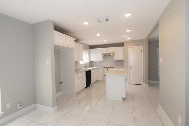 Building Photo - 4611 Silver Fox Dr