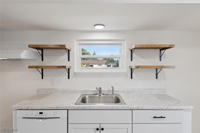 Building Photo - 6470 Sandfield Dr