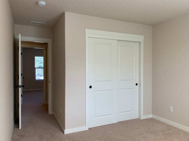 Building Photo - Beautiful 4BR in Camas! Modern Finishes! Close to Shopping & I-5! Schedule a tour today!