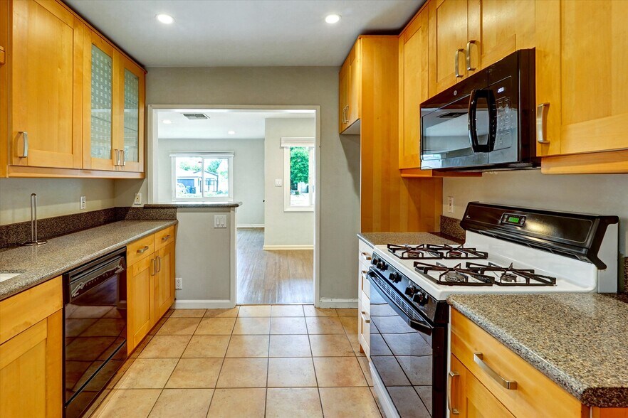 Building Photo - 5863 Alonzo Ave