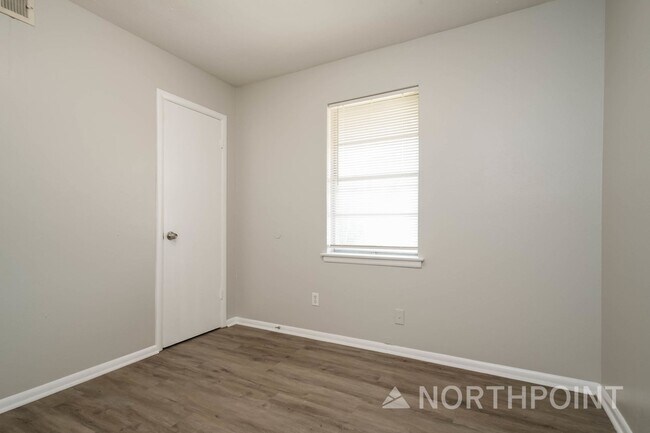Building Photo - 3 BR/1.5BA | Updated Single Family Home | Front yard |In Hurst!