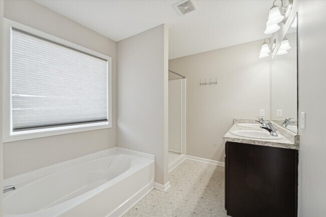 Building Photo - AVAILABLE NOW! (Pet Friendly)