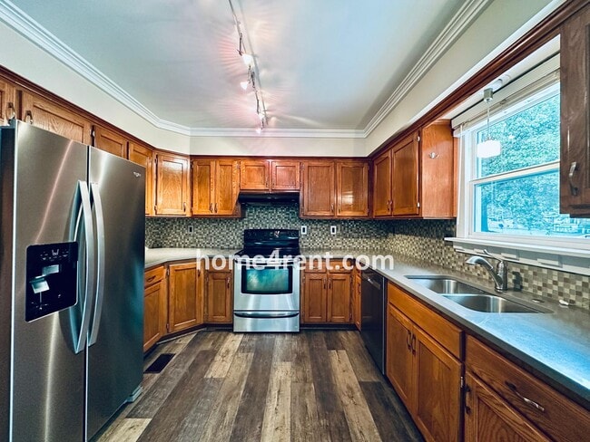 Building Photo - Wonderful Three Bedroom Olathe Home in a Q...