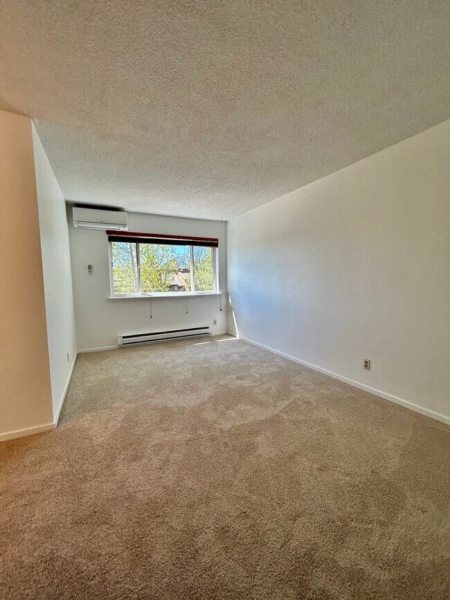 Building Photo - Beautiful & Bright Corner Condo in North Boulder