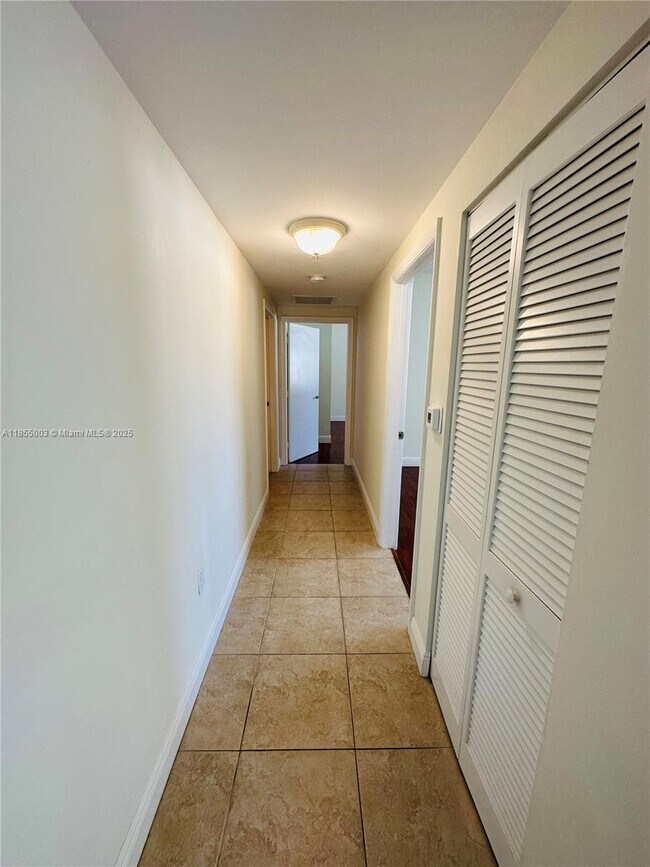 Building Photo - 118 Zamora Ave